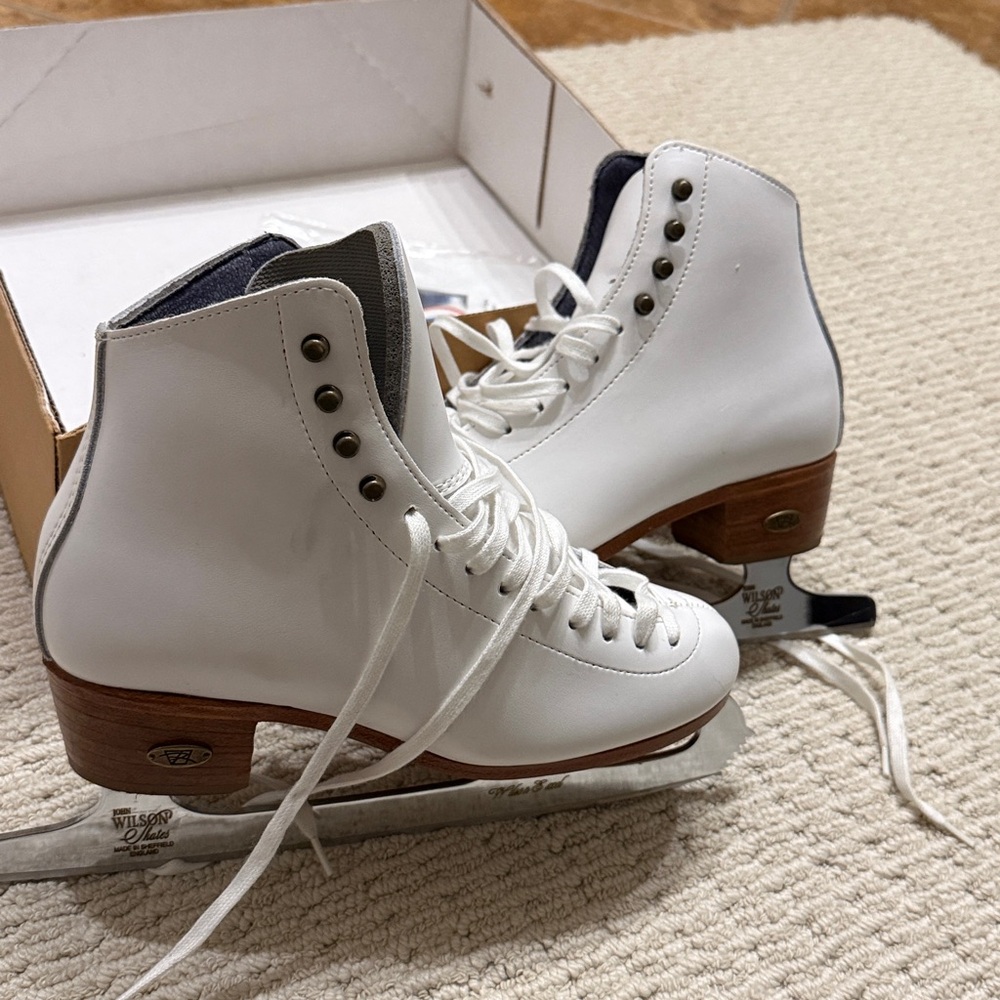 5.5 Riedell white figure skates like new